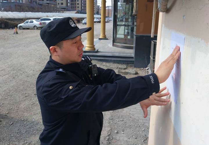 桓仁派出所民警张贴宣传单