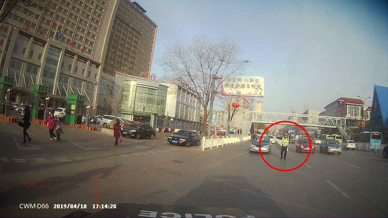 执勤交警疏导警车进入医院