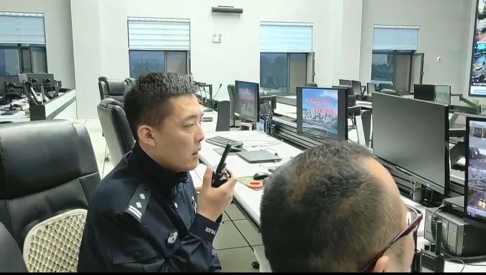 交警指挥中心现场指挥安排警力进行护送