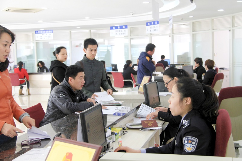 在行政服务大厅，人口结构办的窗口人来人往，接待民警始终保持热心和耐心，努力为老百姓解决难题