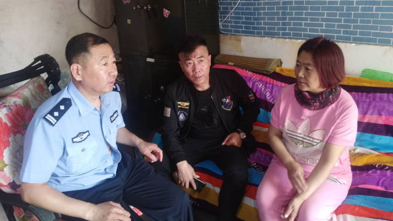 社区民警苏文刚到困难群众家走访