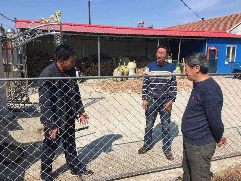 潘文财（左一）正在村民家中调解