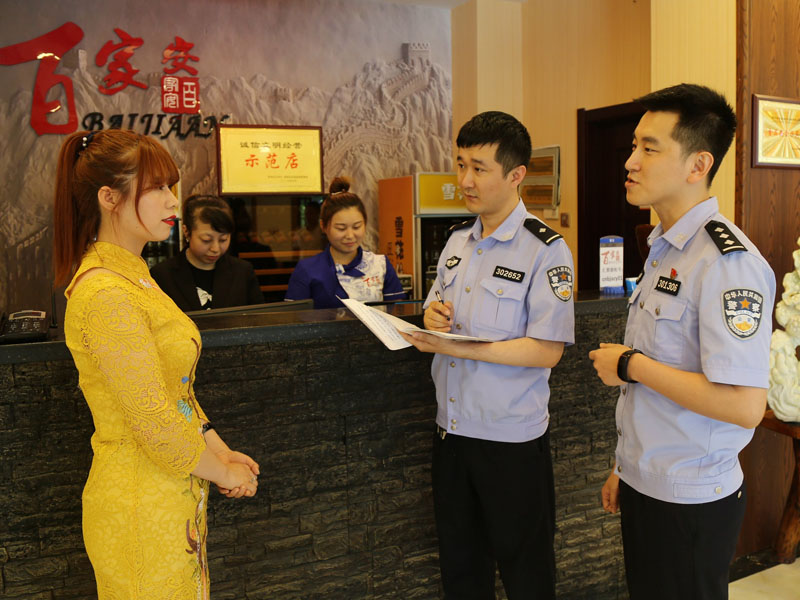民警走访了解辖区企业商家经营中遇到的难题