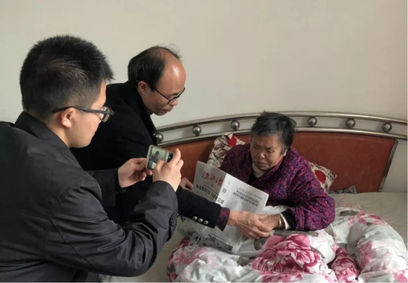 醴陵立三村网格员帮助辖区内行动不便的老人进行养老认证_编辑