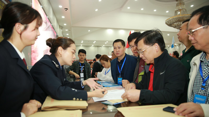 采访团在凤凰采访_编辑