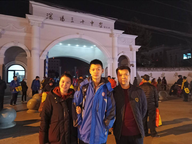杜鑫一家三口难得在一起拍个照