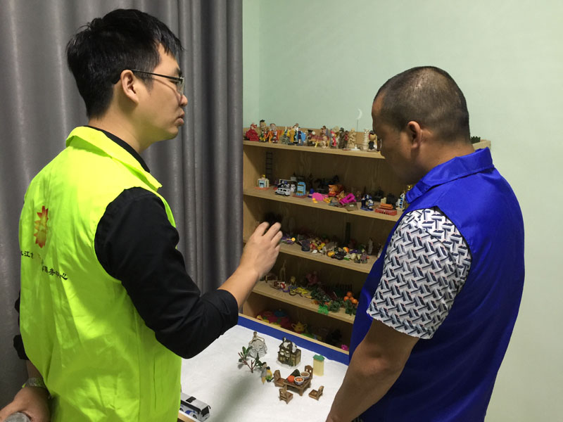 心理咨询师（左）为社区矫正人员进行心理辅导   伏志勇 摄