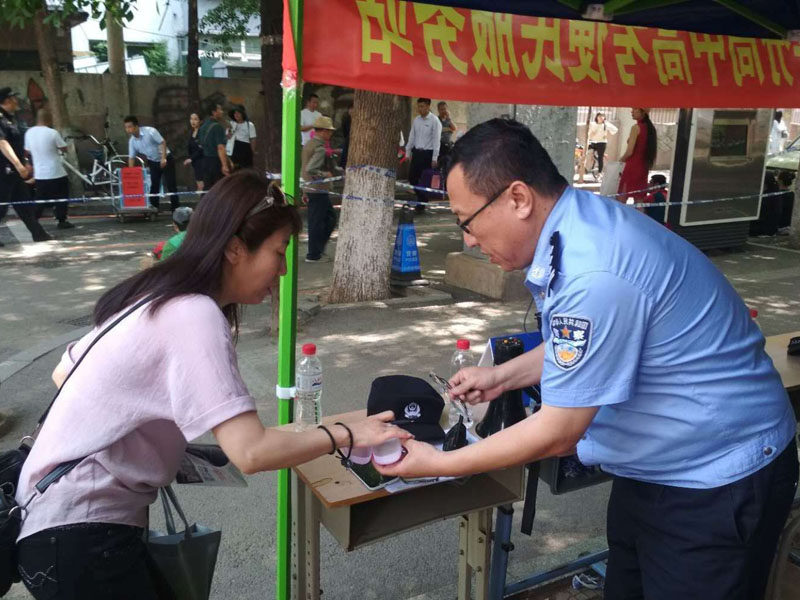 沈阳市第一三四中学考点执勤民警联系考生家长，为在考场内晕倒的考生及时送药治疗，确保考生正常参加考试。