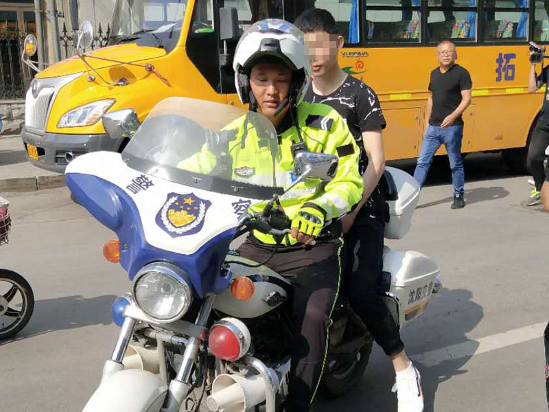 沈阳市公安局交通警察局铁西交警大队执勤警力王晨将一名走错考点的考生从第四中学考点送至第三十一中学考点，确保考生顺利参加考试。