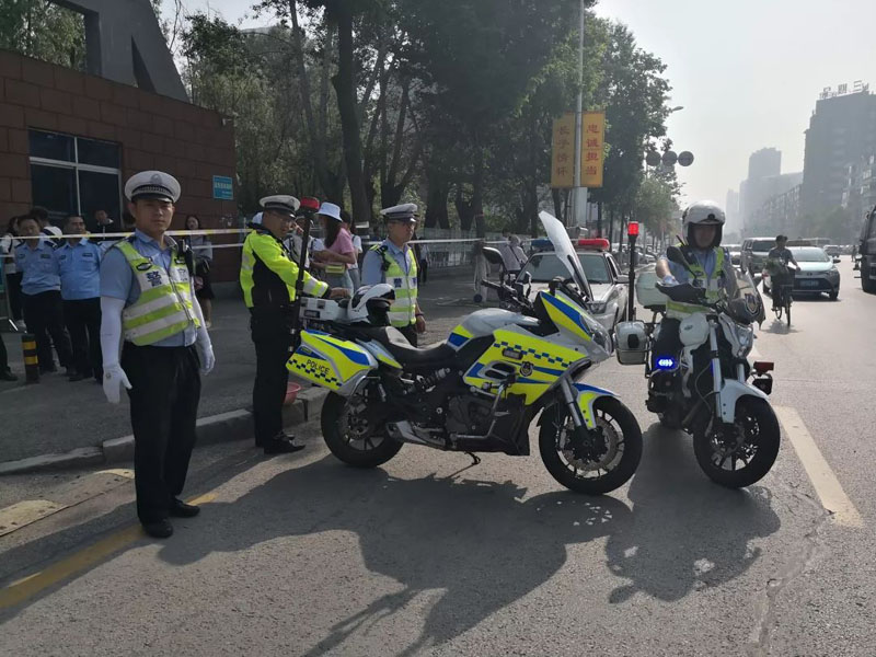 抚顺交警在考点外全力备勤。