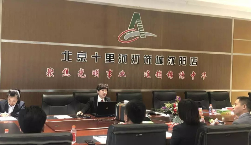 张雪法官正在授课（图片新闻）_编辑