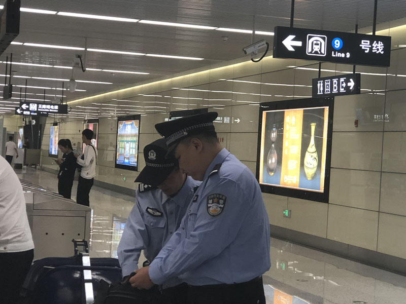 地铁公安民警严查可疑背包