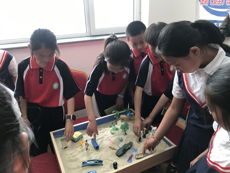 学生们“尝试”进行沙盘游戏_编辑
