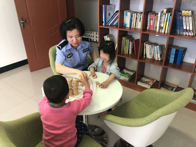 民警悉心照顾姐弟俩