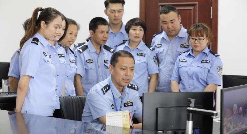民警和辅警进行业务讲评