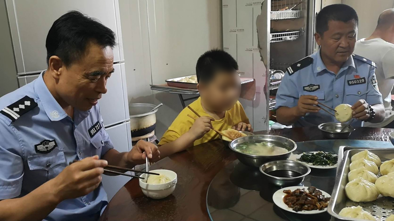 午饭了，男孩不爱吃包子，食堂给专门烙的糖饼，吃的喷香