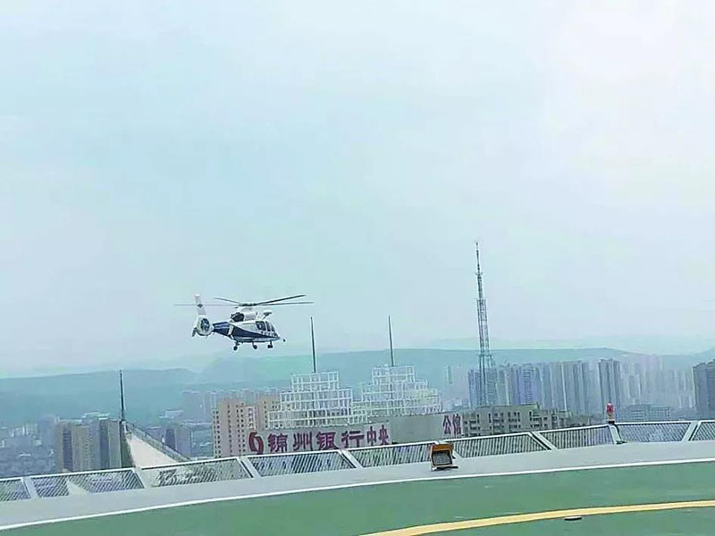 盘旋在金融广场楼顶的警务直升机