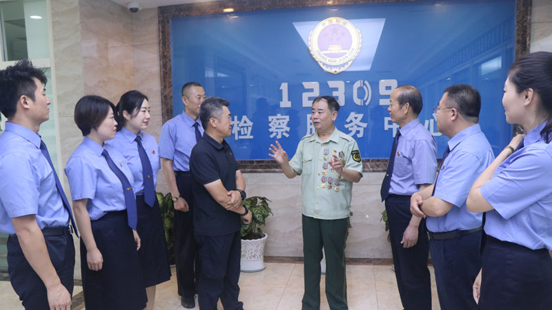 李忠怡（右4）在讲红色传统