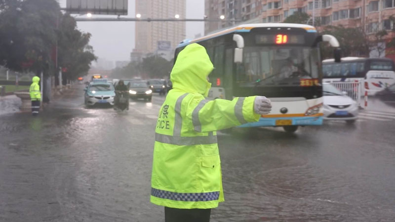 葫芦岛交警冒雨指挥交通