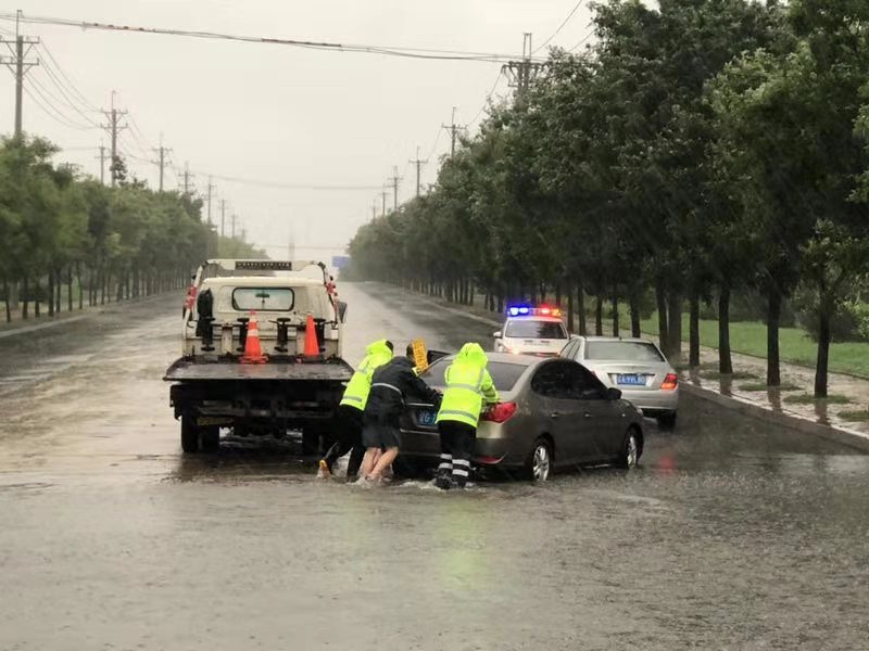 锦州交警与群众合力推车