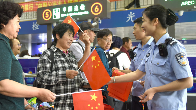 图为民警向旅客送祝福，作者：吴琼 - 副本