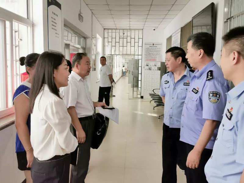 葫芦岛市法律服务中心工作人员与看守所民警现场交流