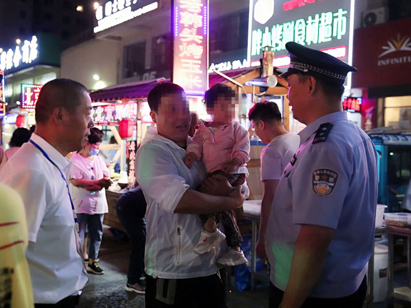 民警找到女童的父亲