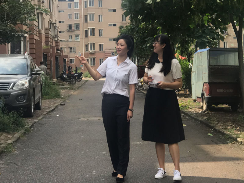 王立雪带着记者感受下牛社区的平安氛围