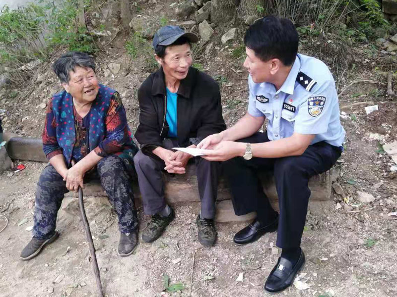 民警进村解答户籍问题