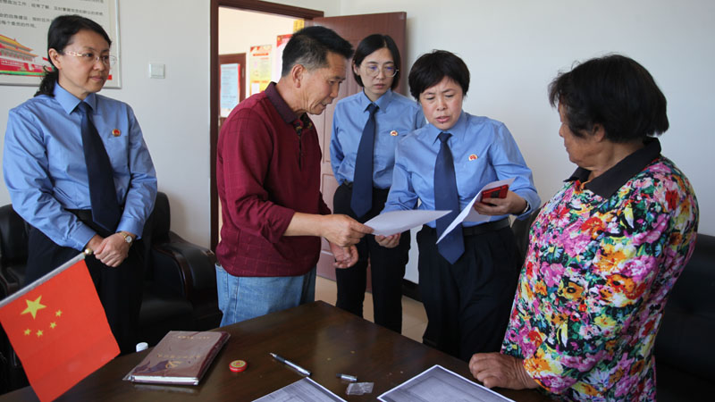 检察官将救助款交给孩子的监护人