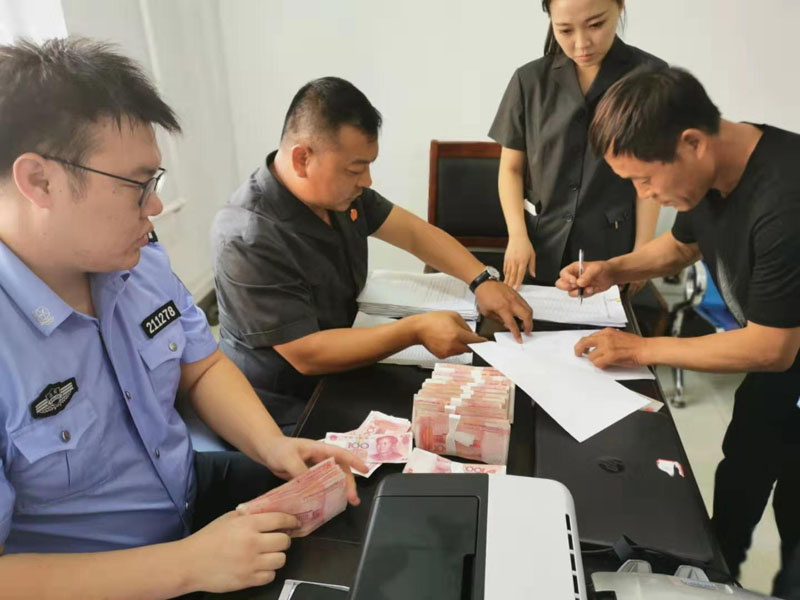 灯塔法院向工人发放执行到位工资