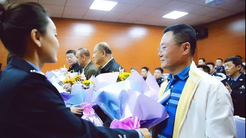 退休仪式上新警向退休民警献花