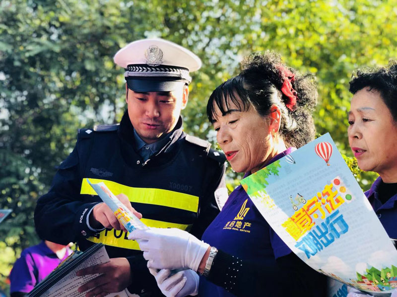 灯塔交警深入文体活动周开展交通安全活动