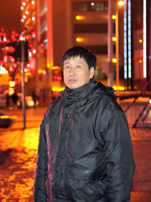 姜冯丁夜晚在街上巡逻