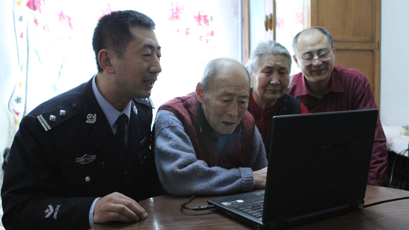 王厚强帮助居民上网和亲人视频