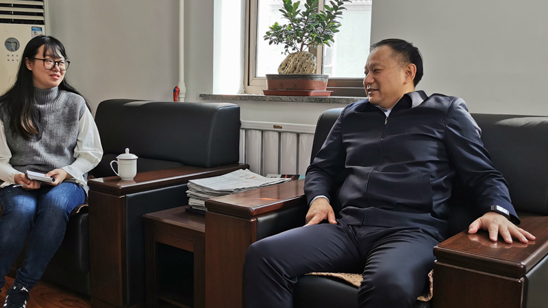 本溪市委常委、政法委书记徐胜正在接受记者采访