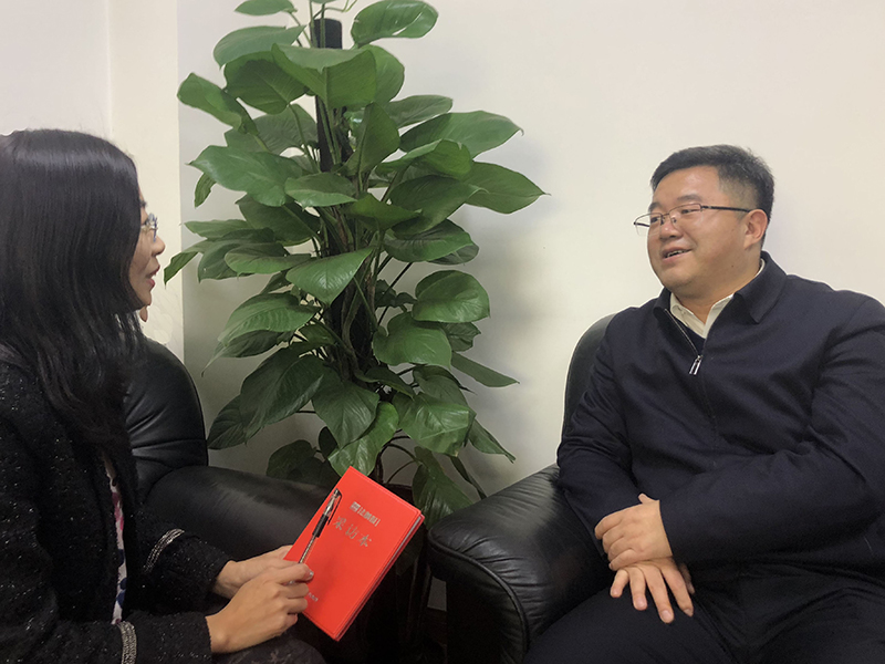 姜庆明（右）接受本报记者专访