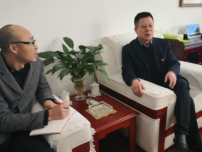 孟翔飞（右）接受本报驻铁岭记者专访