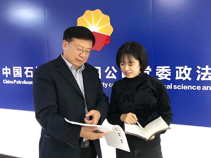 蓝子天（左）接受本报记者孙硕辰专访