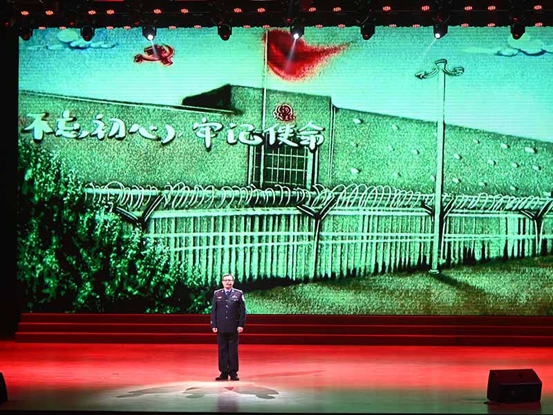 演讲者在现场汇报演讲