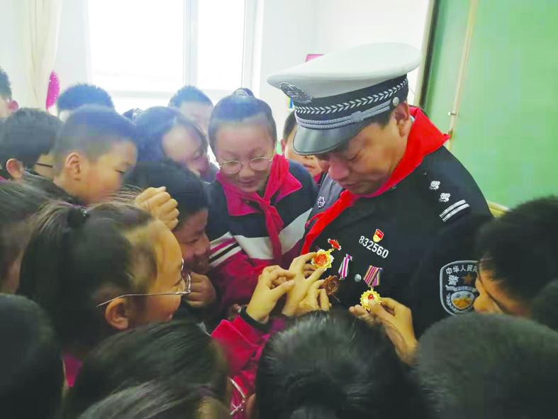 刁海林和学生们在一起