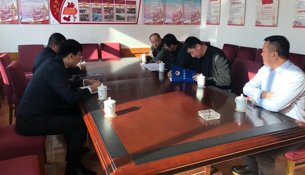 检察干警送达检察建议书