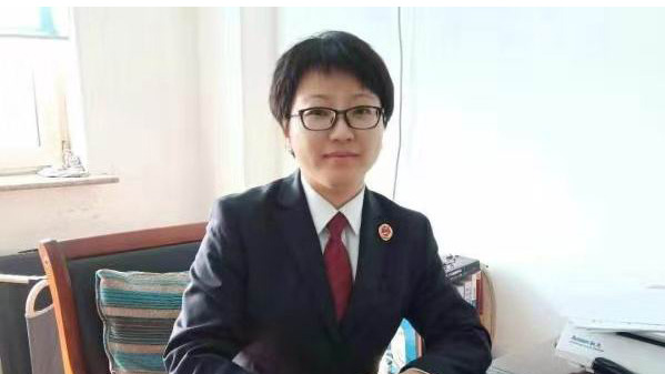 马杰正在查阅卷宗