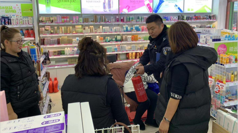民警在商场演示灭火器使用