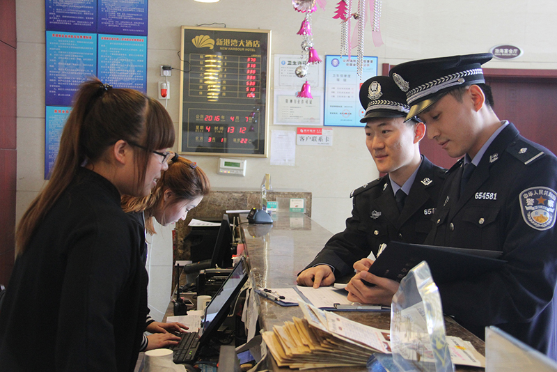 锦州市公安局民警深入企业、商户宣传扫黑除恶专项斗争