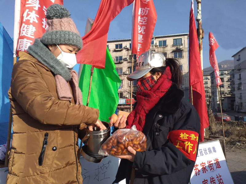 居民给社区主任高瑞送来了热乎乎的鸡蛋和麻花