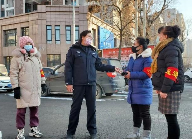 刘尚兰（左二）与社区工作人员共同做好核查工作