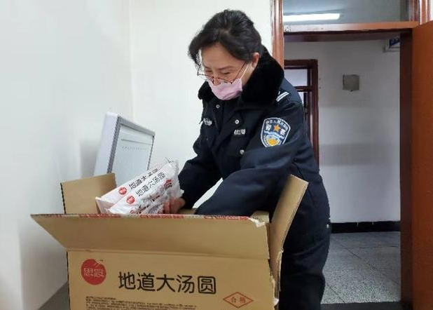 刘尚兰为全所民警精心调剂伙食