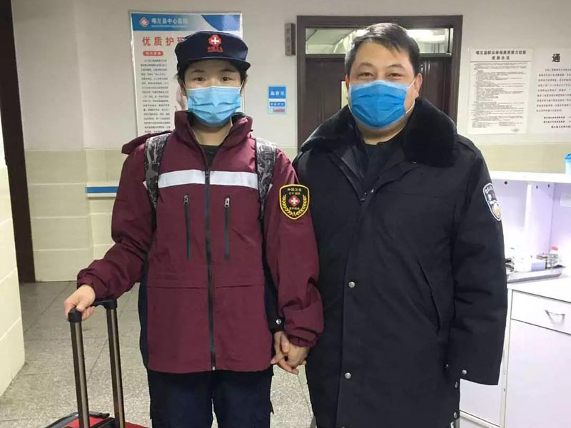 王宇送妻子李冰奔赴武汉