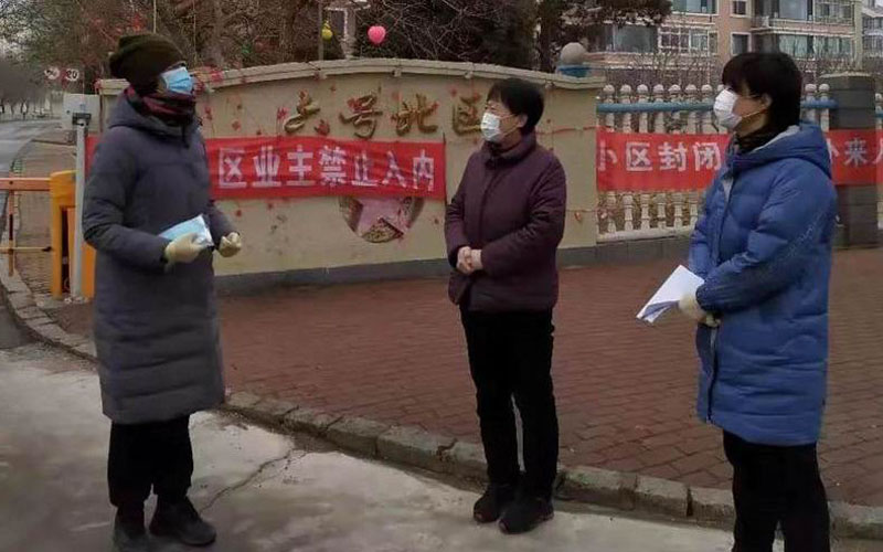 李桂芝（左）在疫情防控卡点值班